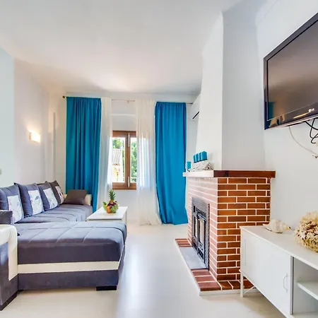 For 9 Guests In *